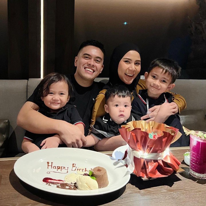 <p>Ketiga anak Cynthia adalah Keanu Shankara Tjokro, Kaiser Arsyanendra Tjokro, dan Kandra Danendra Tjokro. Keseharian bersama anak-anaknya pun sering diperlihatkan Cynthia melalui akun Instagram pribadinya. (Foto: Instagram: @cynthiaramlan)</p>