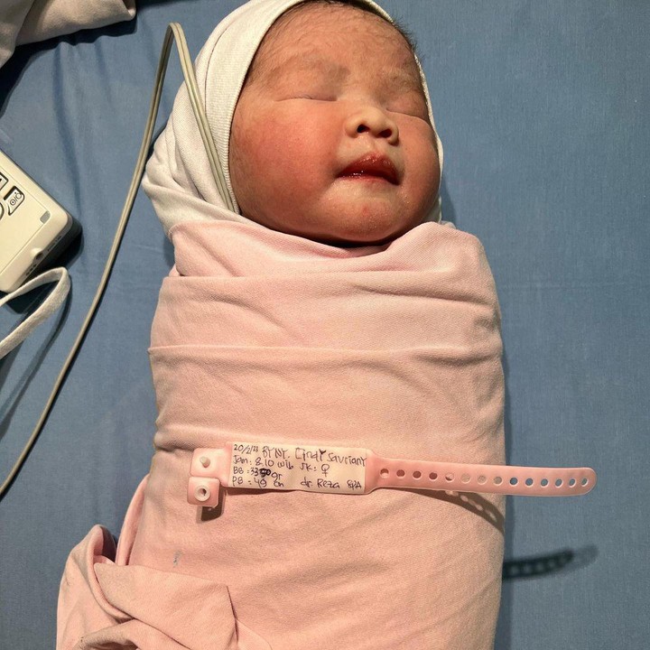 <p>Bayi yang lahir pada 20 Februari 2023 ini diberi nama Dunia Tahitoe. Namanya yang unik ini pun langsung menarik perhatian netizen.  (Foto: Instagram: @marcello.tahitoe)</p>