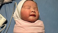<p>Bayi yang lahir pada 20 Februari 2023 ini diberi nama Dunia Tahitoe. Namanya yang unik ini pun langsung menarik perhatian netizen.  (Foto: Instagram: @marcello.tahitoe)</p>