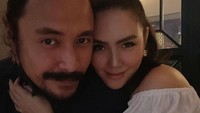 <p>Penyanyi Marcello Tahitoe atau yang akrab disapa Ello, menikah dengan Cindy Maria pada tahun 2022, Bunda. Setelah menikah, keduanya pun dikaruniai seorang anak perempuan yang cantik. (Foto: Instagram: @marcello.tahitoe)</p>