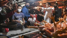 FOTO: Blusukan Jokowi Cek Harga Pokok Jelang Lebaran di Pasar Minggu
