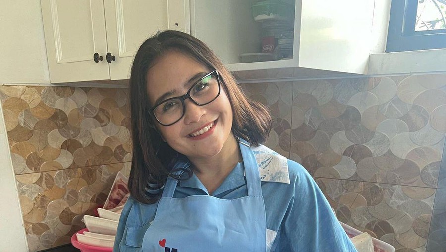 Prilly Latuconsina yang masak 300 porsi untuk panti.