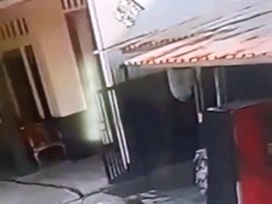 Aksi Santuy Emak-emak Berdaster Curi Emas-Ponsel