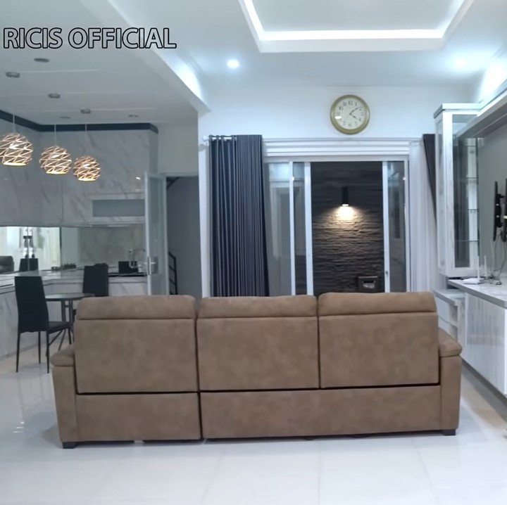 <p>Ricis sendiri tak menyangka. Ternyata, rumah yang dahulu sempat ia tinggali tersebut sudah dirombak besar-besaran hingga berbeda dengan sebelumnya. (Foto: YouTube @Ricis Official)<br /><br /><br /></p>
