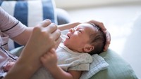4 Cara Pengobatan Sariawan Bayi Alami & Mudah Didapatkan di Rumah