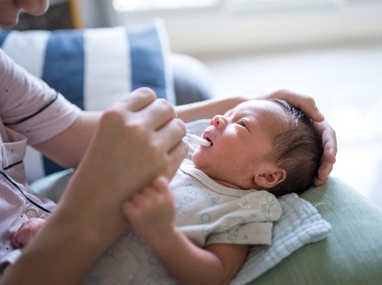 4 Cara Pengobatan Sariawan Bayi Alami & Mudah Didapatkan di Rumah