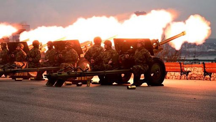 Serbian Army soldiers fire artillery in an honour salute, on the eve of Serbia's Statehood Day, to celebrate the 219th anniversary of the first Serbian uprising and the creation of the modern Serbian state, in Belgrade on February 14, 2023. (Photo by Andrej ISAKOVIC / AFP)
