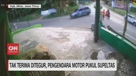 VIDEO: Tak Terima Ditegur, Pemotor Pukul Pengatur Lalu Lintas