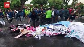 VIDEO: Mahasiswa Demo di Semarang Robohkan Kawat Berduri
