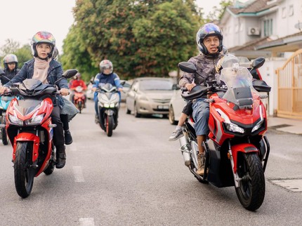 Usia Berapa Bayi Boleh Diajak Naik Motor? Simak Bahayanya Juga Bun