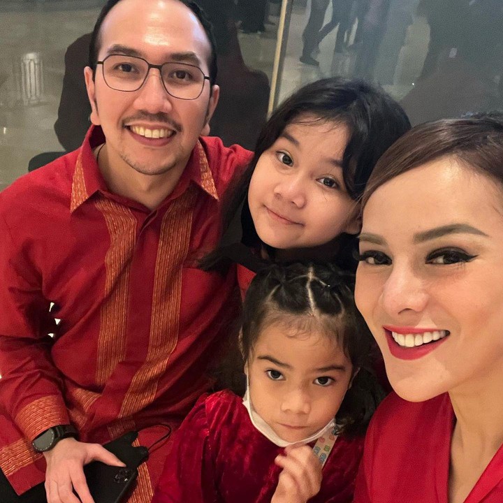 <p>Astrid Tiar sempat menjadi model video klip Sheila on 7 yang berjudul <em>Sahabat Sejati</em>. Kala itu, ia tampil bersama Dewi Rezer dan Luna Maya. Kini, ia telah menikah dengan Gerhard Reinaldi Situmorang dan sudah dikaruniai dua anak yaitu Dialucita Annabel Estheressa Thiorina dan Isabel Althalya Natiar. (Foto: Instagram @astridtiar127)</p>