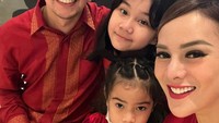 <p>Astrid Tiar sempat menjadi model video klip Sheila on 7 yang berjudul <em>Sahabat Sejati</em>. Kala itu, ia tampil bersama Dewi Rezer dan Luna Maya. Kini, ia telah menikah dengan Gerhard Reinaldi Situmorang dan sudah dikaruniai dua anak yaitu Dialucita Annabel Estheressa Thiorina dan Isabel Althalya Natiar. (Foto: Instagram @astridtiar127)</p>