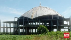Ilalang dan Jalan Berlubang di Proyek Mangkrak Kota Baru Lampung