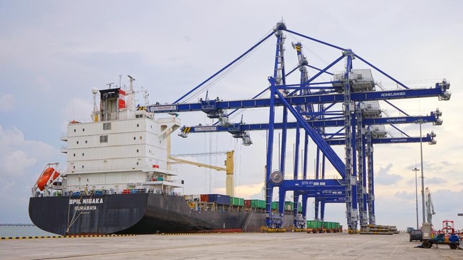 Keberadaan Pelabuhan Kuala Tanjung sudah tepat karena mendukung program hilirisasi, membantu distribusi bahan baku dan hasil produksi dari industri setempat. 