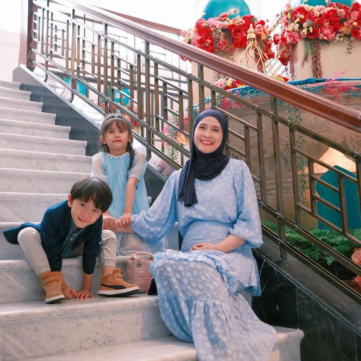 <p>Dalam unggahannya tersebut, Ryana juga menyertakan keterangan untuk menyambut bulan yang suci ini, "Marhaban Ya Ramadhan.. Selamat datang bulan Ramadhan, mohon maaf lahir bathin semuanya," tulisnya. (Sumber: Instagram @ryana_dea)</p>