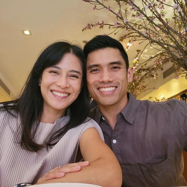 Unggah Selfie Bareng Suami, Dian Sastro: Mirip Nggak?