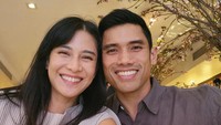 5 Potret Dian Sastrowardoyo Posting Bareng Suami, Disebut Netizen Makin Mirip Bun