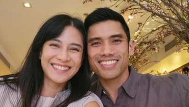 img-title Unggah Selfie Bareng Suami, Dian Sastro: Mirip Nggak?