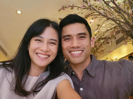 5 Potret Dian Sastrowardoyo Posting Bareng Suami, Disebut Netizen Makin Mirip Bun