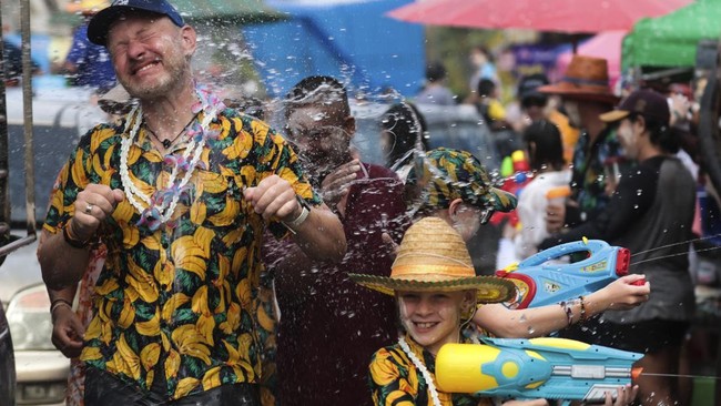 FOTO: Pesta Pora Air Festival Songkran Sambut Tahun Baru di Bangkok