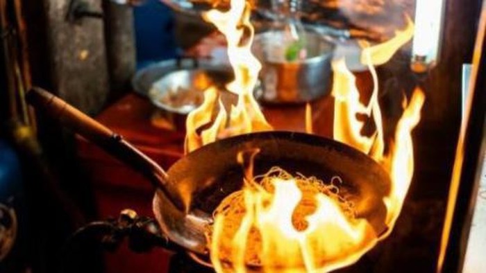 Ilustrasi memasak dengan api besar/Foto: Freepik/golfcphoto