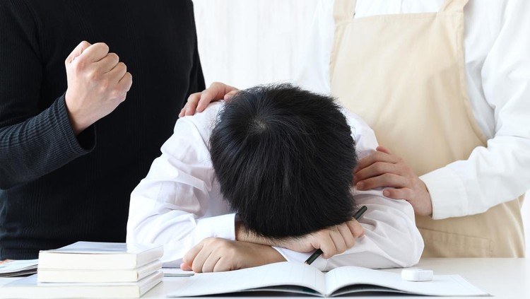 Ilustrasi Post-Holiday Syndrome Boy lying face down on desk and encouraging parents