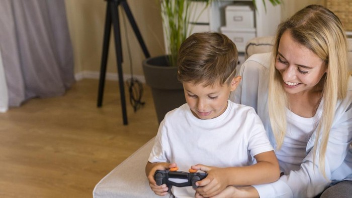 Terlalu Lama Bermain Gadget Bisa Buat Anak Jadi Overstimulasi! Ini Ciri-ciri dan Cara Mengatasinya