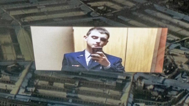Ayah Jack Teixeira, penyebar dokumen rahasia militer AS, berteriak dalam persidangan pertama sang anak pada Jumat (14/4).