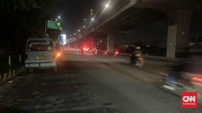 Jalan Raya Kalimalang arah Bekasi terpantau masih sepi pemudik meski Polda Metro prediksi hari ini (14/4) jadi gelombang pertama mudik 2023.