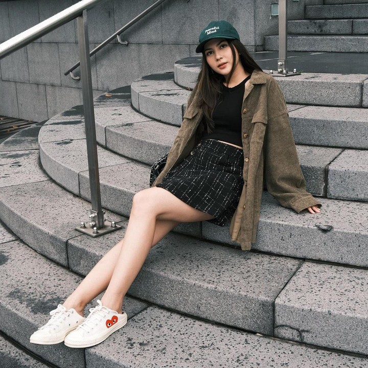 <p>Saat masih remaja, Jessica Mila pernah menjadi model di video klip Sheila on 7 berjudul<em> Pemuja Rahasia</em>. Kini, artis berusia 30 tahun itu sudah dilamar oleh sang kekasih, Yakup Hasibuan dan akan segera menikah. (Foto: Instagram @riantic)</p>