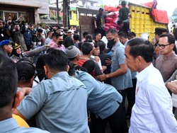 Jokowi Bagikan Sembako hingga Hamper di Bogor, Warga Gembira