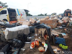 Kecelakaan Maut Beruntun di Tol Boyolali, Muatan Paket Berserakan