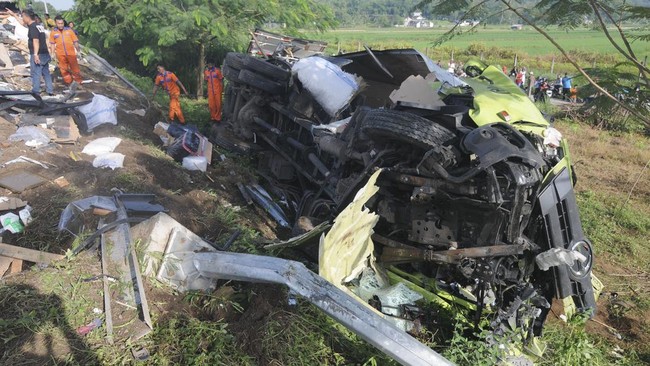 Tim Badan SAR Nasional (Basarnas) telah sukses mengevakuasi pengemudi truk atas nama M Nurdin (65) nan terjepit di bagian kemudi.