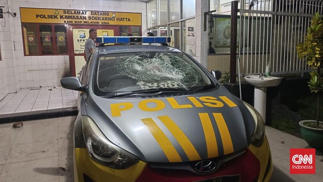 Kapolrestabes Makassar menerangkan aksi perusakan kendaraan dinas dan fasilitas milik Polri hingga pengeroyokan warga sampai kritis oleh OTK tengah diselidiki.