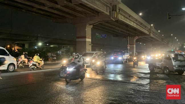 Lalu lintas di Jalan Raya Kalimalang, Jakarta Timur arah Bekasi masih terpantau normal tanpa lonjakan pemudik pada Senin malam (17/4).
