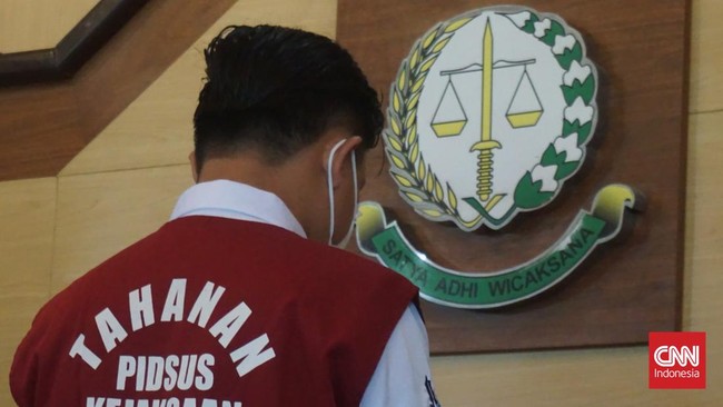 Kejaksaan Tinggi DIY menahan seorang tersangka kasus mafia tanah berinisial RS terkait penyalahgunaan tanah kas desa (TKD).