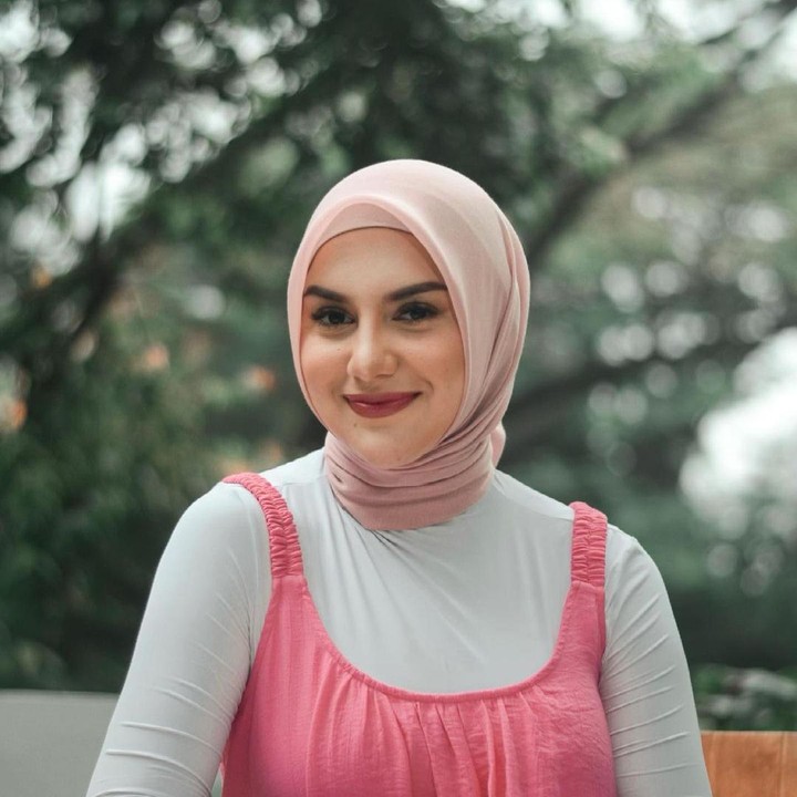 <p>Bunda juga bisa mengikuti ide <em>makeup</em> Irish Bella yang satu ini. Bunda dua anak yang satu ini menggunakan konsep <em>bold lips.</em> Pilihlah warna yang lebih gelap untuk mempertegas penampilan seperti warna merah maroon. (Foto: Instagram@_irishbella_)</p>