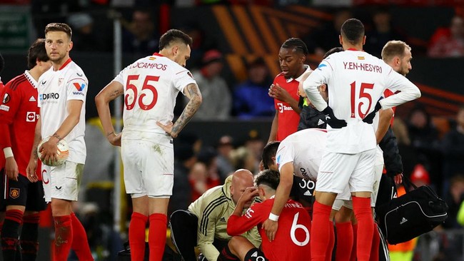Manchester United semakin apes karena Lisandro Martinez dan Raphael Varane cedera saat gagal menang atas Sevilla pada leg pertama perempat final Liga Europa