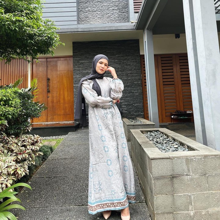 <p>Belum lama ini, aktris Masayu Clara mengumumkan hamil anak kembar di usia kehamilan yang sudah masuk trimester kedua. Tahun ini, istri Qausar Harta Yudana itu akan menjalani Lebaran saat sedang hamil anak pertamanya, Bunda. (Foto: Instagram @masayuclara)</p>