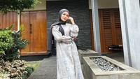 <p>Belum lama ini, aktris Masayu Clara mengumumkan hamil anak kembar di usia kehamilan yang sudah masuk trimester kedua. Tahun ini, istri Qausar Harta Yudana itu akan menjalani Lebaran saat sedang hamil anak pertamanya, Bunda. (Foto: Instagram @masayuclara)</p>