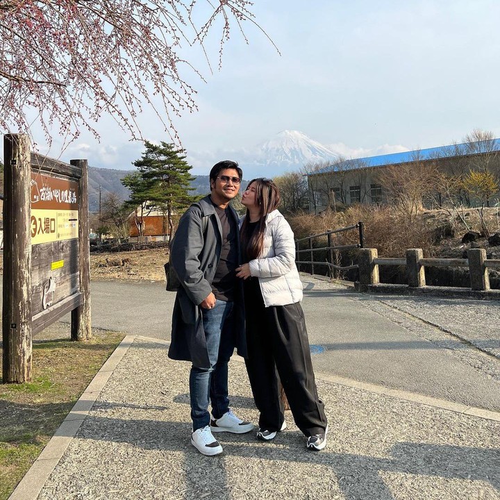 <p>Melisa Hart dan suaminya, Rafael Raven Go yang seorang pengusaha kosmetik, tampak sedang menikmati liburan di gunung Fuji, Jepang. (Sumber: Instagram @melisahart_)</p>