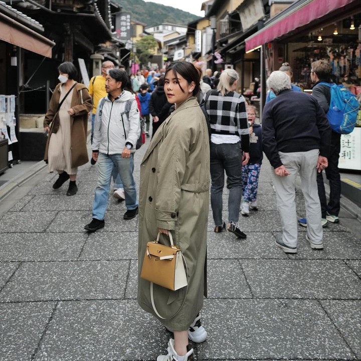 <p>Melisa Hart memperlihatkan dirinya dengan perut hamilnya yang membesar, sedang berdiri di tengah-tengah keramaian saat berada di Tokyo, Jepang (Sumber: Instagram @melisahart_)</p>