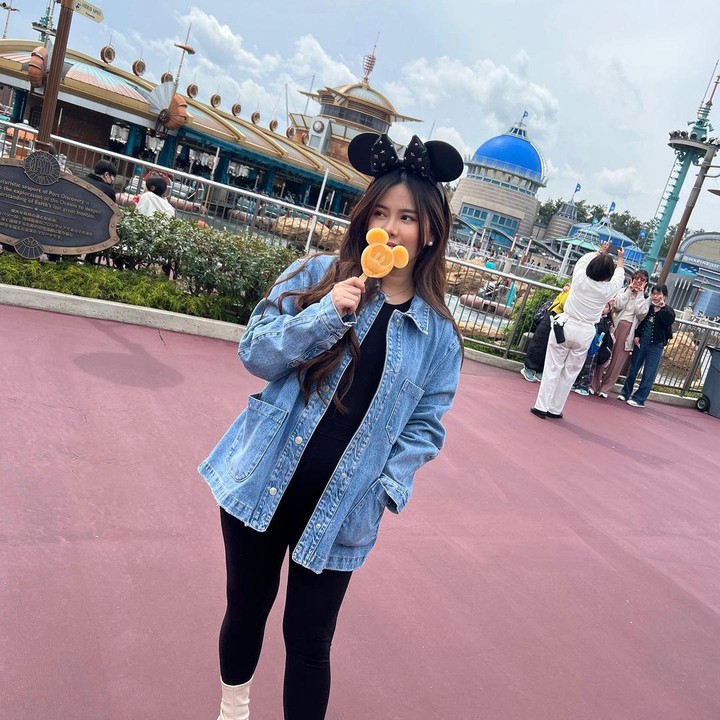 <p>Melisa juga membagikan potretnya saat berada di DisneySea, Tokyo, di Jepang. Ia tampak mengenakan bando karakter khas Disney, Mickey Mouse berwarna hitam sambil memegang lolipop yang juga berbentuk Mickey Mouse. (Sumber: Instagram @melisahart_)</p>