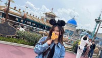 <p>Melisa juga membagikan potretnya saat berada di DisneySea, Tokyo, di Jepang. Ia tampak mengenakan bando karakter khas Disney, Mickey Mouse berwarna hitam sambil memegang lolipop yang juga berbentuk Mickey Mouse. (Sumber: Instagram @melisahart_)</p>