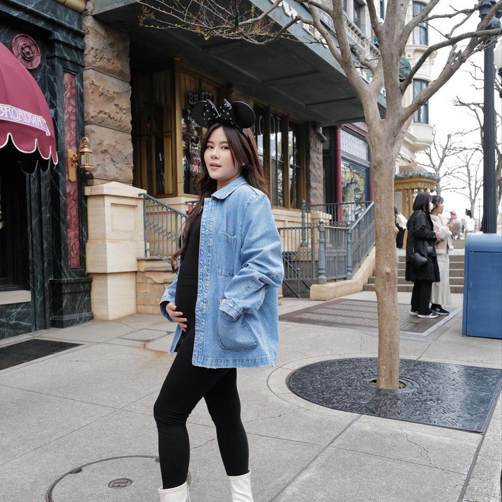 <p>Melisa mengungkapkan perasaannya saat berada di DisneySea dengan menuliskan, "Tetep happy biarpun gabisa main apa2 di disneysea semoga bisa balik lagi biar bs ngerasain sudden drop, intense shaking nya wahana2 disini." (Sumber: Instagram @melisahart_)</p>