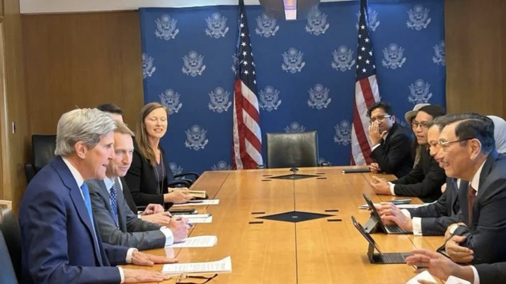 Menko Marves Luhut Binsar Pandjaitan saat melakukan kunjungan ke Amerika Serikat untuk bertemu United States Special Presidential Envoy for Climate H.E John Kerry. (Tangkapan Layar Youtube @luhut.pandjaitan)