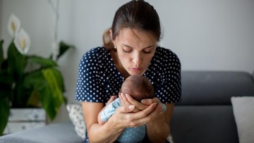 CARA MEMBANGUNKAN BAYI YANG TERTIDUR USAI MENYUSU