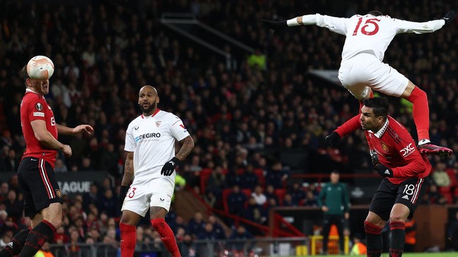 Pemain Manchester United Harry Maguire panen ejekan di media sosial setelah mencetak gol bunuh diri kontra Sevilla pada leg pertama perempat final Liga Europa.