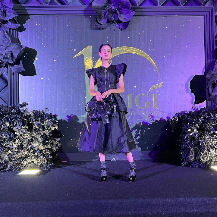 <p>Gaya berpakaian Asila juga disebut sesua dengan usianya. Ia kerap tampil modern dan <em>fashionable</em>. Dalam beberapa kesempatan, Asila bahkan dipercaya untuk membawakan salah satu koleksi milik Ivan Gunawan.  (Foto: Instagram: @therealasilamaisa)</p>