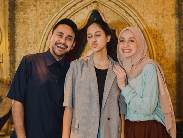img-title Gaya Bernyanyi Sang Putri Tuai Kritikan, Istri Ramzi Beri Pesan Biijak